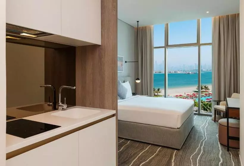 اتاق دلوکس با تخت کینگ و چشم‌انداز, Th8 Palm Dubai Beach Resort Vignette Collection, An Ihg