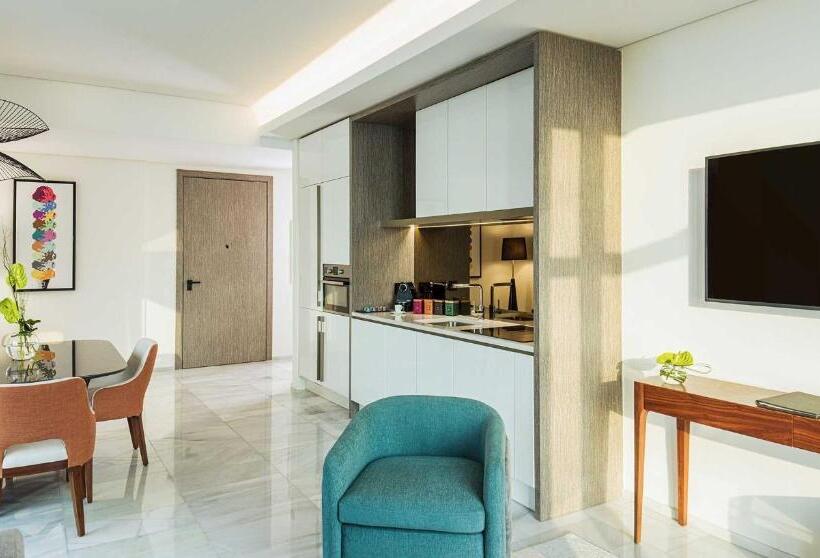 سوییت خانوادگی, Th8 Palm Dubai Beach Resort Vignette Collection, An Ihg