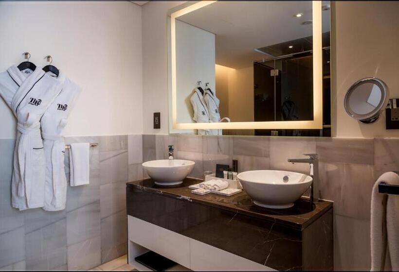 سوییت خانوادگی, Th8 Palm Dubai Beach Resort Vignette Collection, An Ihg