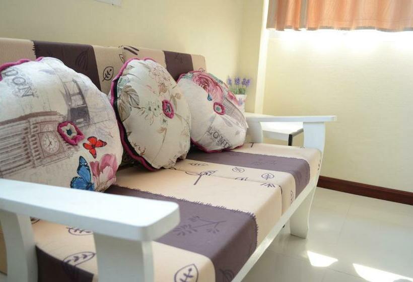 חדר משפחתי, Tulip Place