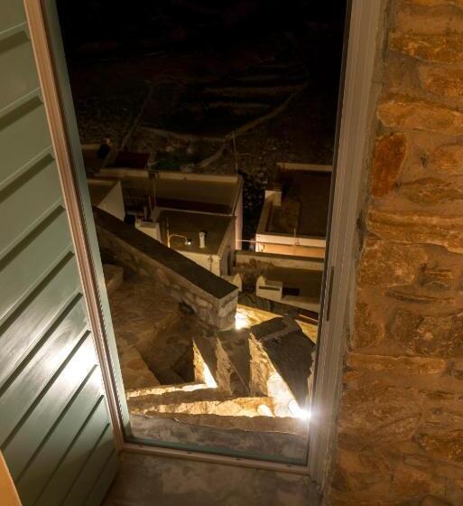 اتاق لوکس با چشم‌انداز, Wind Tales