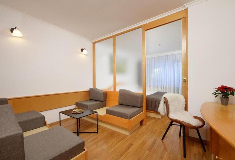 اتاق خانوادگی, Planja