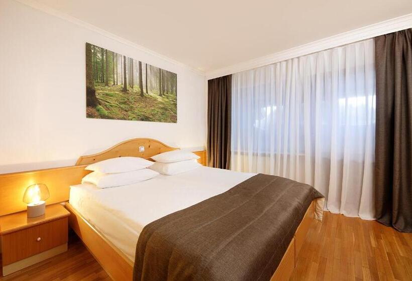 اتاق خانوادگی, Planja