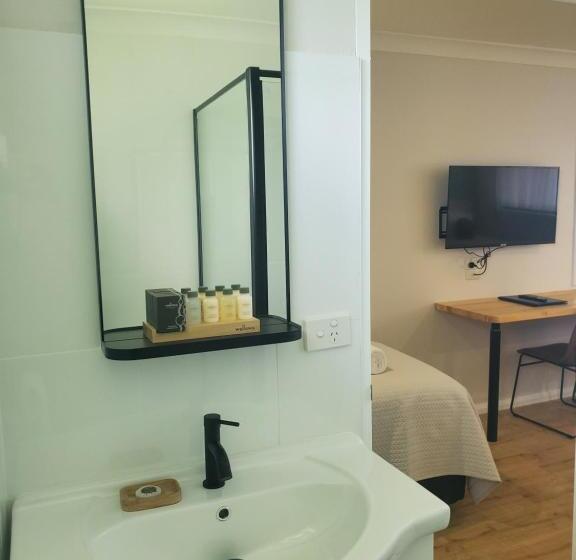 اتاق خانوادگی, Roydons Motor Inn