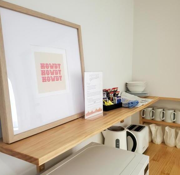 اتاق خانوادگی, Roydons Motor Inn