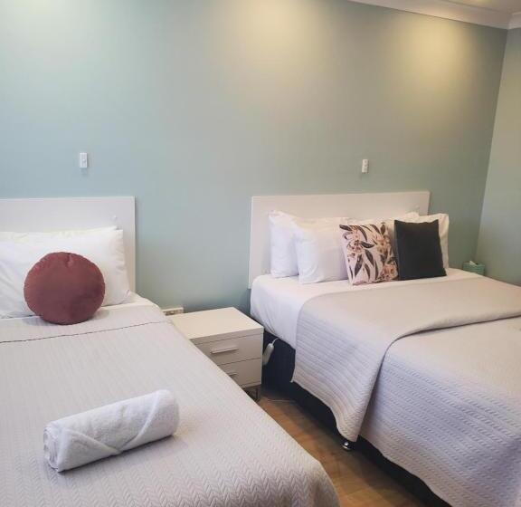 اتاق خانوادگی, Roydons Motor Inn