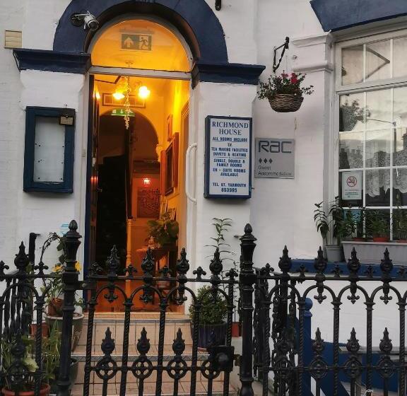 חדר סטנדרט לארבעה, Richmond House