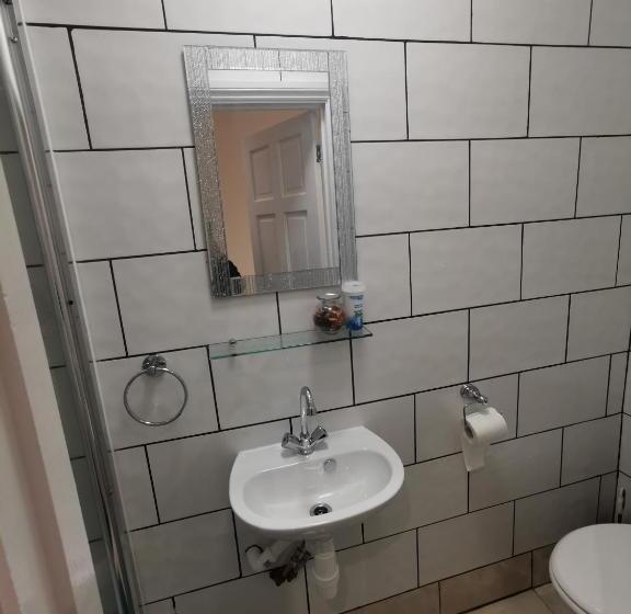 חדר משפחתי, Richmond House