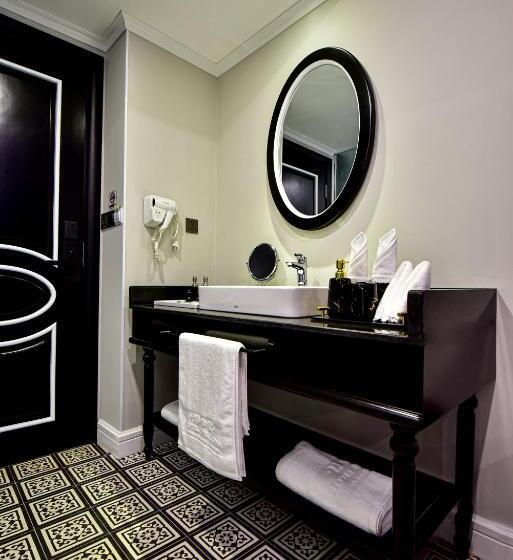 اتاق خانوادگی, Del Luna Boutique