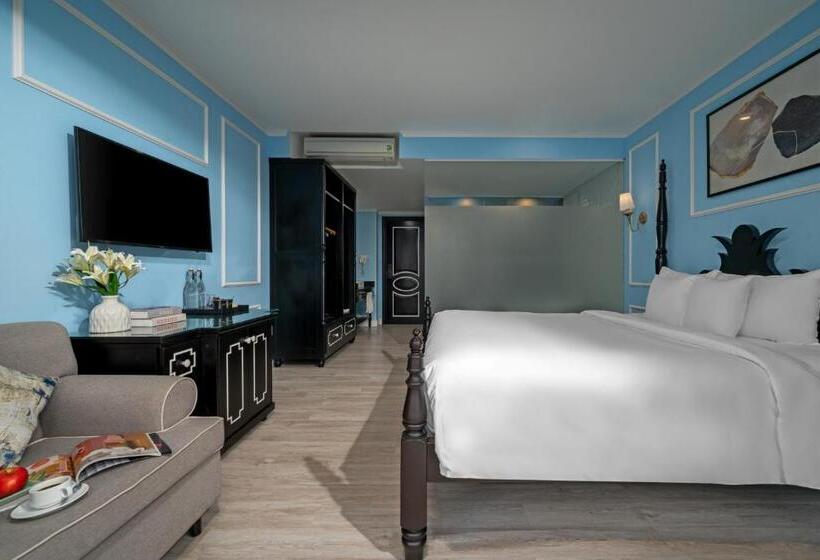 اتاق لوکس با چشم‌انداز شهر, Del Luna Boutique