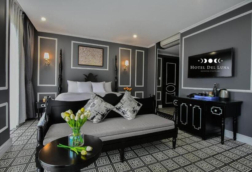 سوییت جونیور با چشم‌انداز شهر, Del Luna Boutique