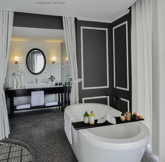 سوییت جونیور با چشم‌انداز شهر, Del Luna Boutique