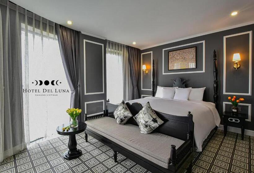 سوییت جونیور با چشم‌انداز شهر, Del Luna Boutique