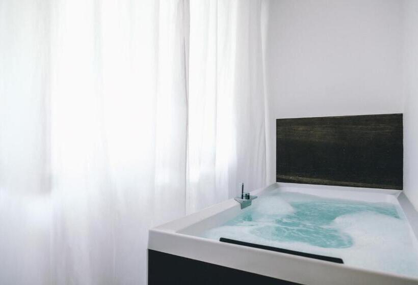 标准间带漩涡浴缸, Eveline 2 Piscina Privata O Jacuzzi