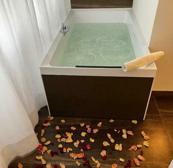 标准间带漩涡浴缸, Eveline 2 Piscina Privata O Jacuzzi