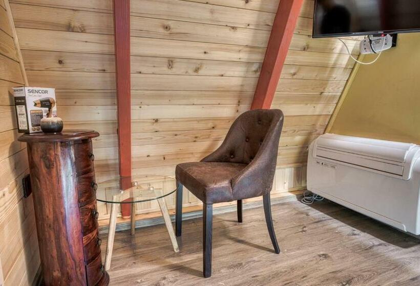 اتاق لوکس, Ribarski Konaci