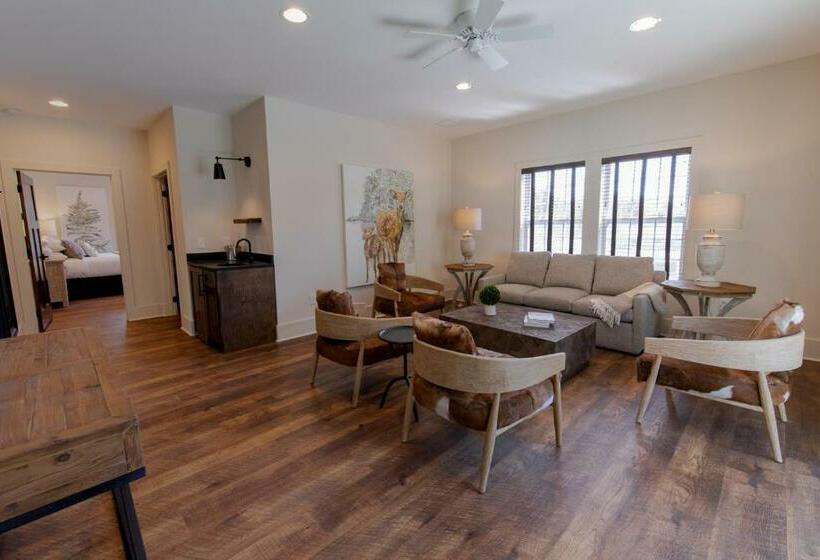 جناح مزوَّد بشرفة, The Blowing Rock Manor