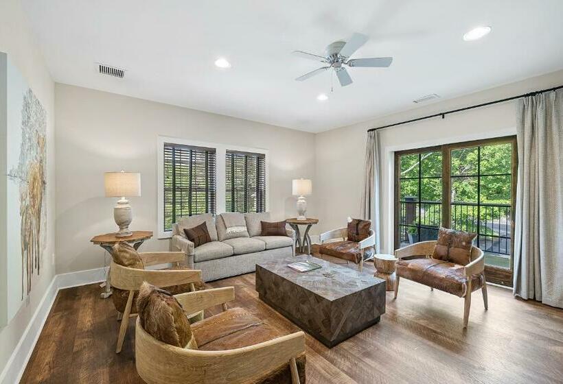 جناح مزوَّد بشرفة, The Blowing Rock Manor