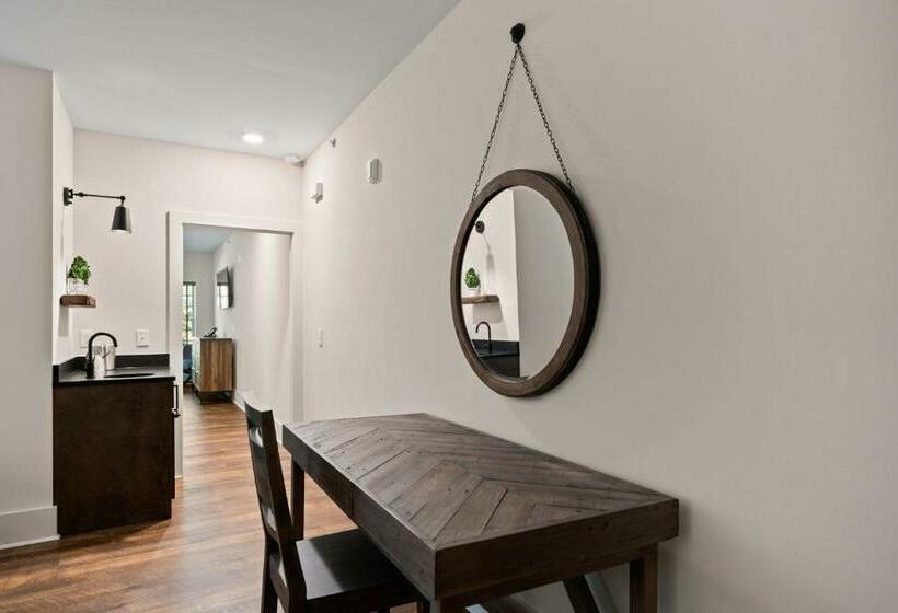 جناح سرير كينج, The Blowing Rock Manor