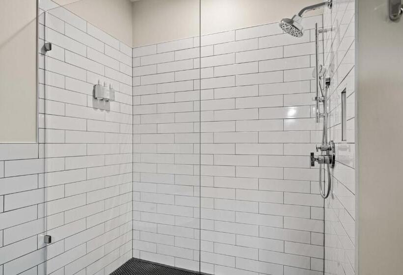 جناح سرير كينج, The Blowing Rock Manor