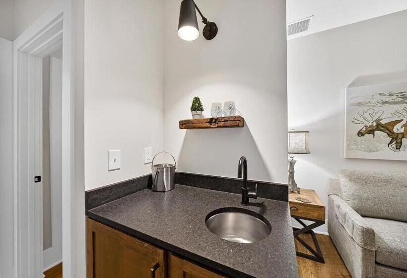 جناح سرير كينج, The Blowing Rock Manor