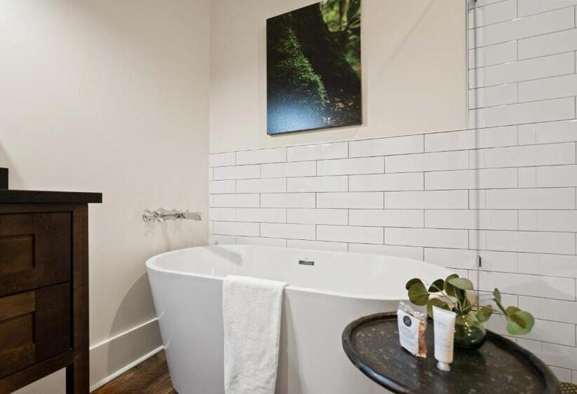 جناح مزوَّد بشرفة, The Blowing Rock Manor