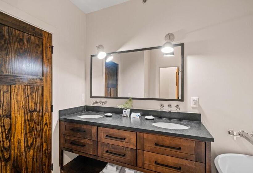 جناح مزوَّد بشرفة, The Blowing Rock Manor