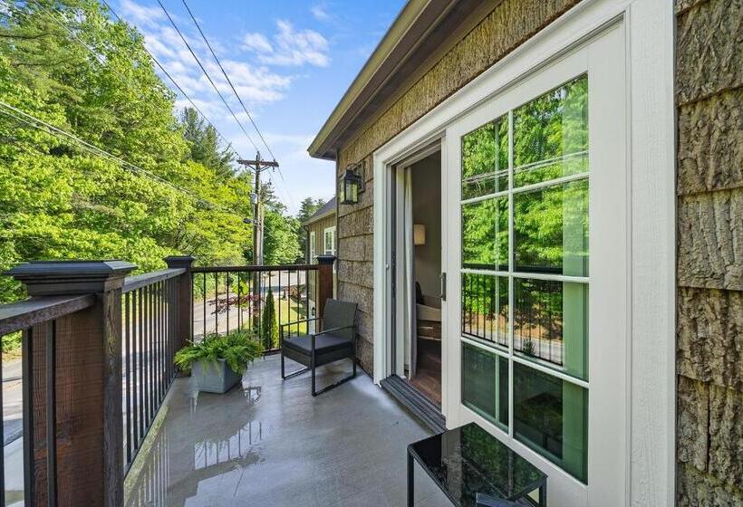 جناح مزوَّد بشرفة, The Blowing Rock Manor