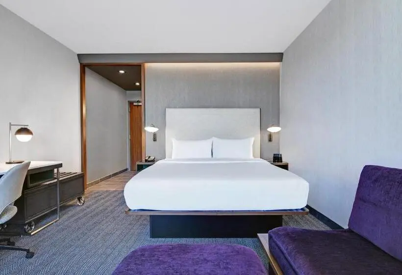 キングサイズベッドのスタンダードルーム, Courtyard By Marriott Manhattan Aggieville