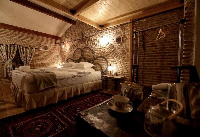اتاق خانوادگی, Le Petit Secret, Korce, Albania