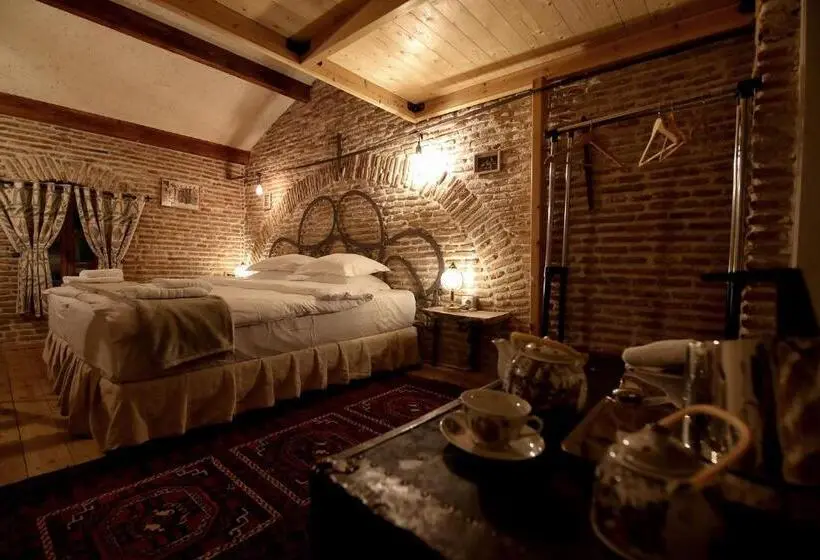 اتاق خانوادگی, Le Petit Secret, Korce, Albania