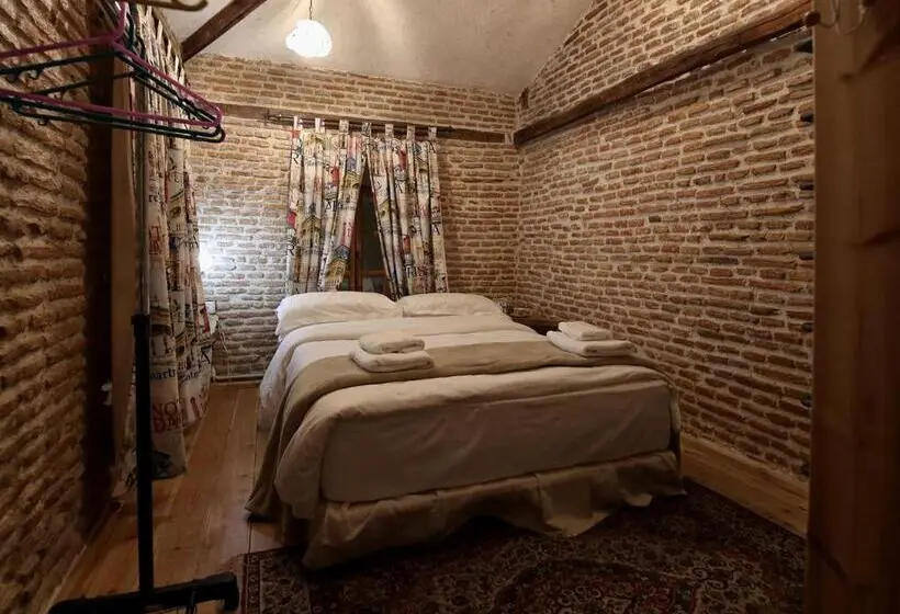 اتاق لوکس, Le Petit Secret, Korce, Albania