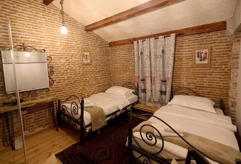 اتاق لوکس, Le Petit Secret, Korce, Albania