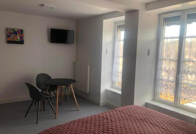 غرفة قياسية مطلّة علي الحديقة, Les Papoulis