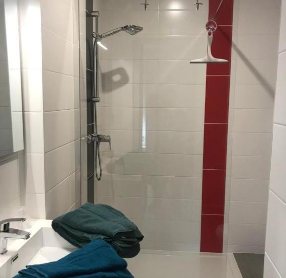 غرفة قياسية مطلّة علي الحديقة, Les Papoulis