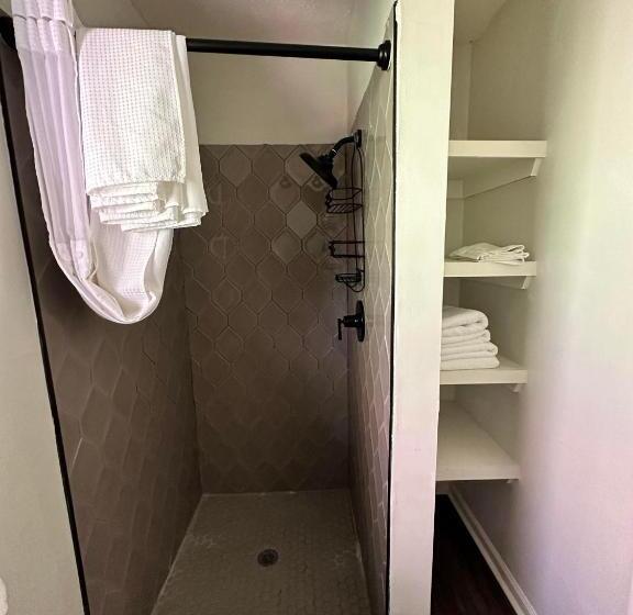 جناح, Sylvan Valley Lodge And Cellars