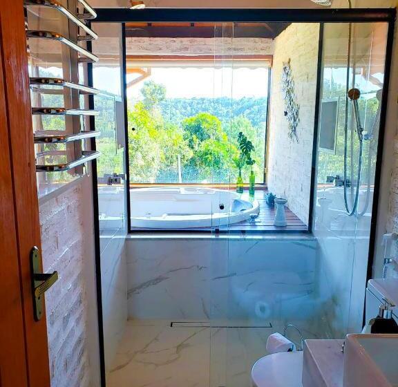 جناح مزود بجاكوزى, Pousada Cabana Na Floresta Monte Verde