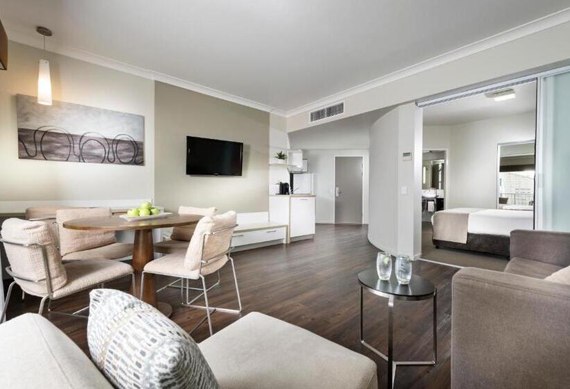 带城市景观带一个卧室的公寓, Grand Hotel And Apartments Townsville