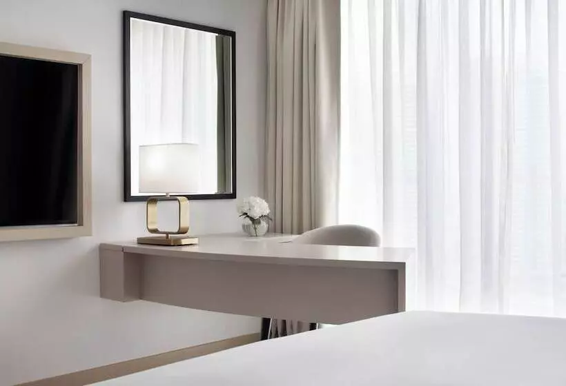 اتاق اجرایی با تخت بزرگ, Jw Marriott Hotel Marina