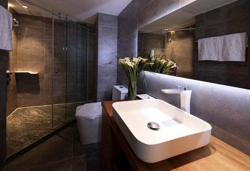 اتاق لوکس, A&em Art