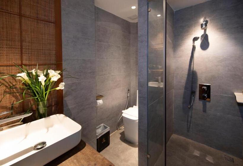 اتاق لوکس, A&em Art