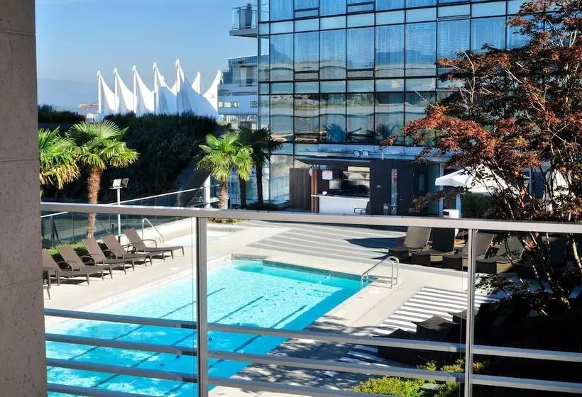اتاق لوکس با چشم‌انداز استخر, Fairmont Pacific Rim