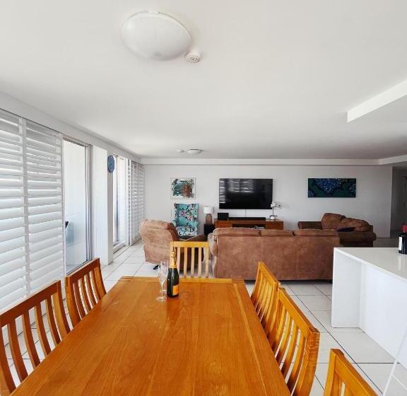 Апартаменты 3 Спальни, Golden Sands On The Beach   Absolute Beachfront Apartments