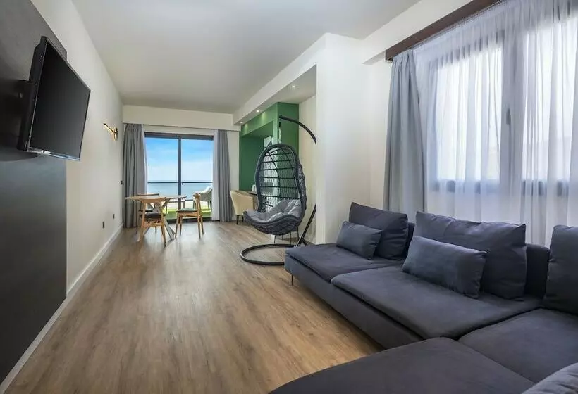 سوییت جونیور, Occidental Roca Negra  Adults Only