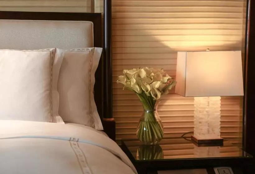 クラブルーム, The Ritz Carlton, Shenzhen, Nearby Futian Cbd, Convention & Exhibition Center, Futian Railway Statio