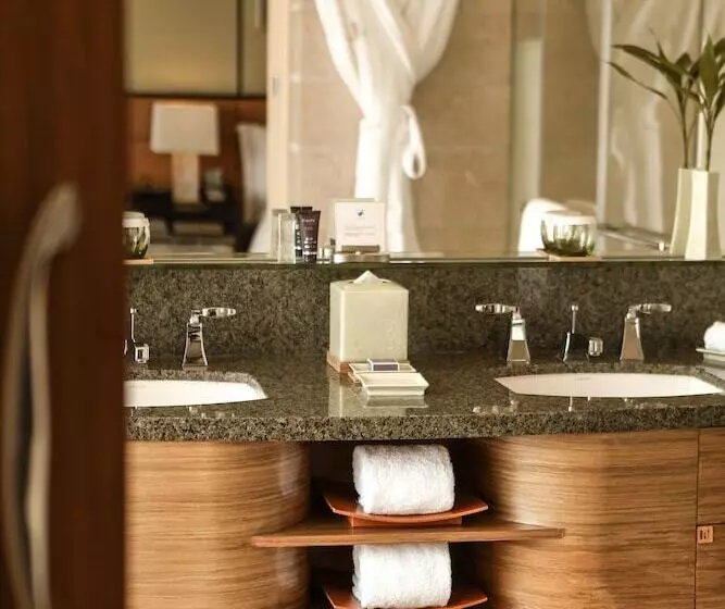 クラブルーム, The Ritz Carlton, Shenzhen, Nearby Futian Cbd, Convention & Exhibition Center, Futian Railway Statio