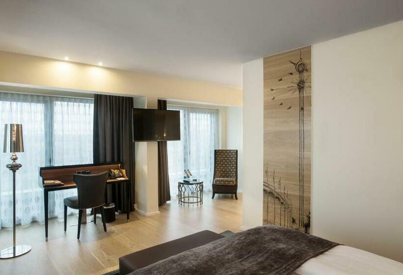 جناح جونيور, Tivoli