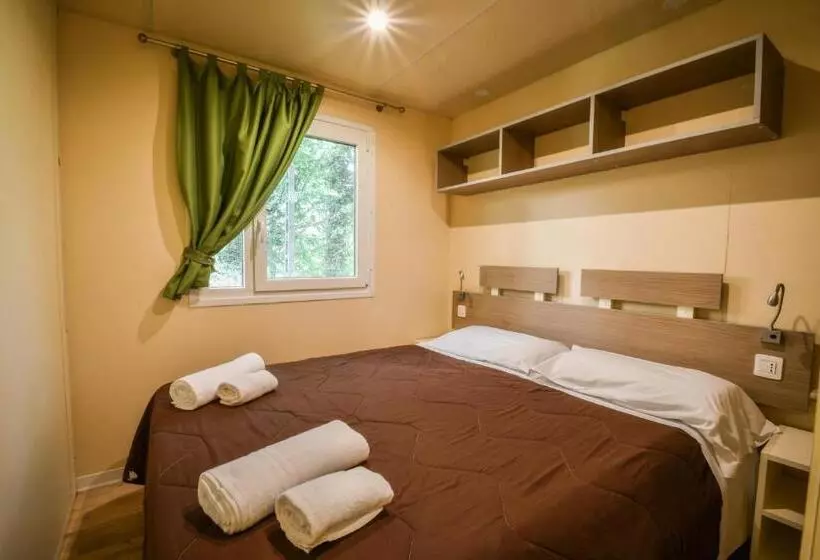 Standard-bungalow 3 Makuuhuonetta, Hu Norcenni Girasole Village