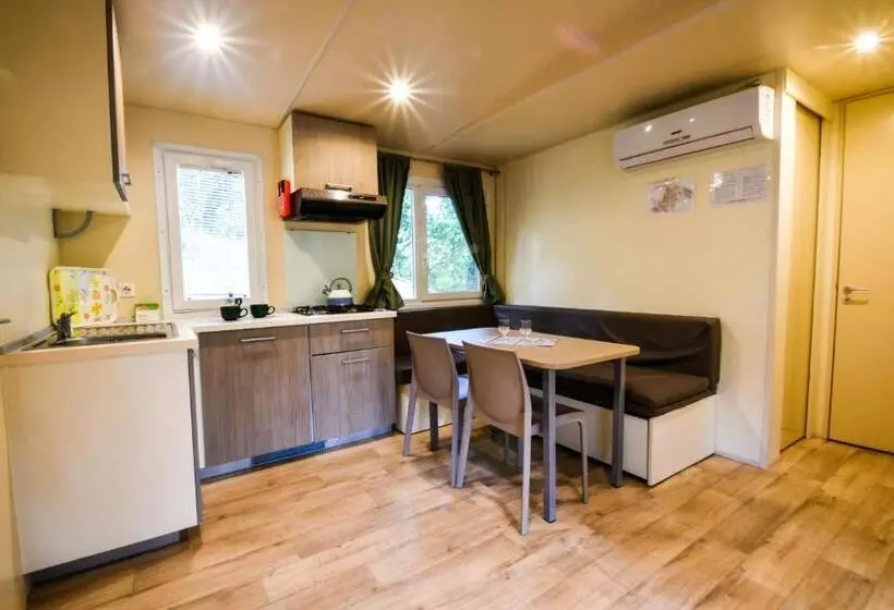 Standard-bungalow 3 Makuuhuonetta, Hu Norcenni Girasole Village
