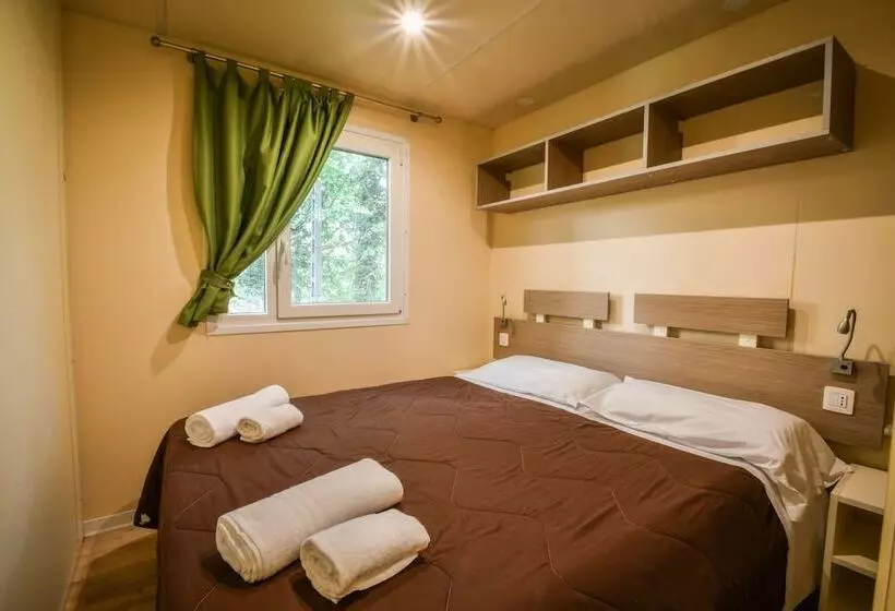 Standard-bungalow 3 Makuuhuonetta, Hu Norcenni Girasole Village